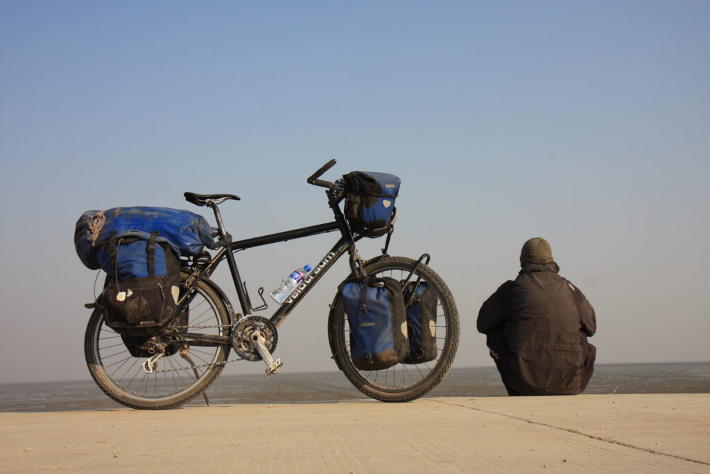 Markus Wagner and his bicycle at the yellow sea in china